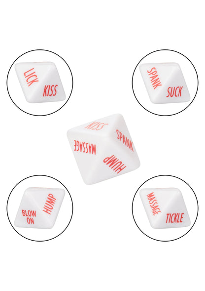 Witte dobbelstenen met rode instructies; close-ups met o.a. 'LICK', 'KISS', 'TICKLE'.