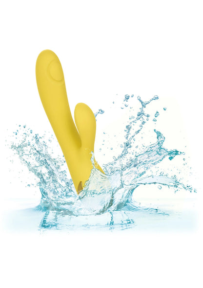 Gele dual-vibrator met twee uiteinden, spatwater-effect rondom het apparaat