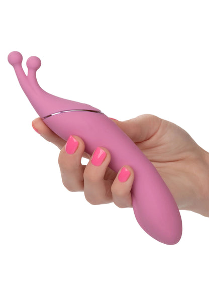 Roze dual-sided massager vibrator vastgehouden in hand; afgeronde koppen en gladde vorm.