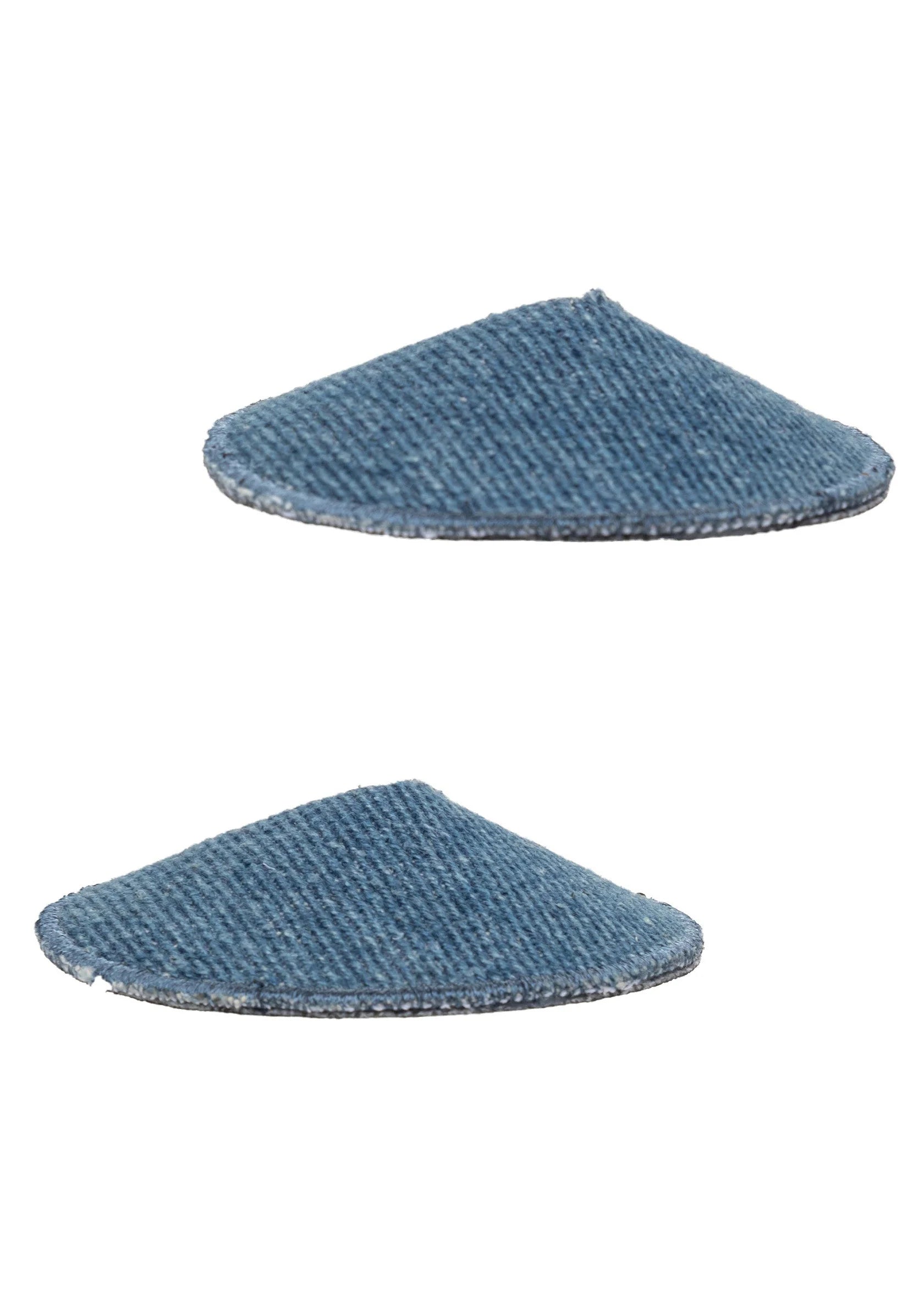 Twee ronde denim pasties, donkerblauw, vanuit schuine hoek en profiel