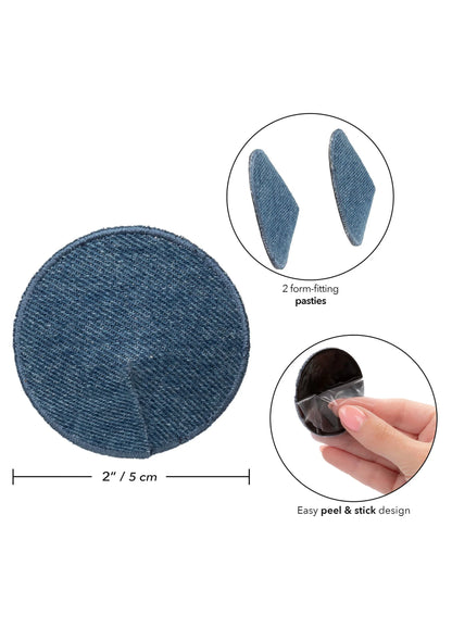 Twee ronde donkerblauwe denim pasties; close-up van plaatsing met vingers