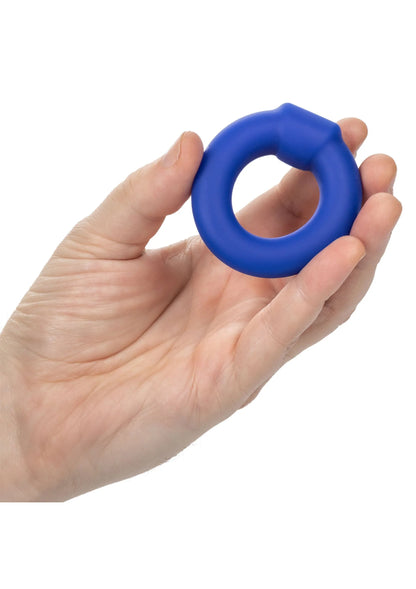 Blauwe siliconen ringopzetstuk in hand, vastgehouden bij de opening
