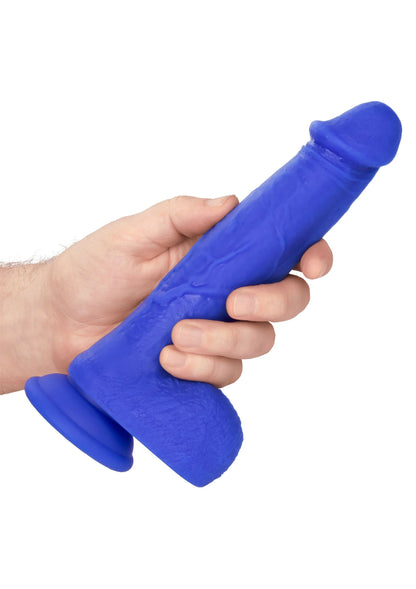 Blauwe vibrerende dildo in hand, zicht op textuur en brede basisring