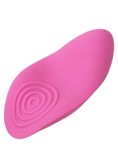 Roze vingervibrator close-up met ovaal ribbelpatroon op de voorkant