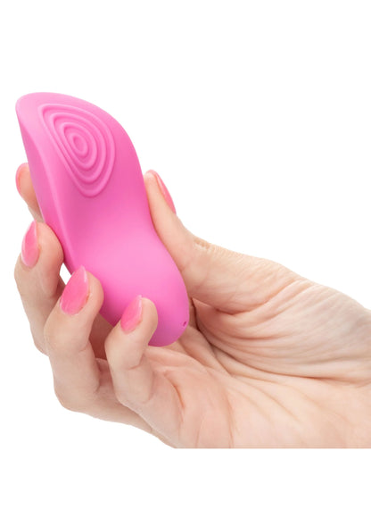 Roze vingervibrator met spiral-relief in hand, ovale vorm