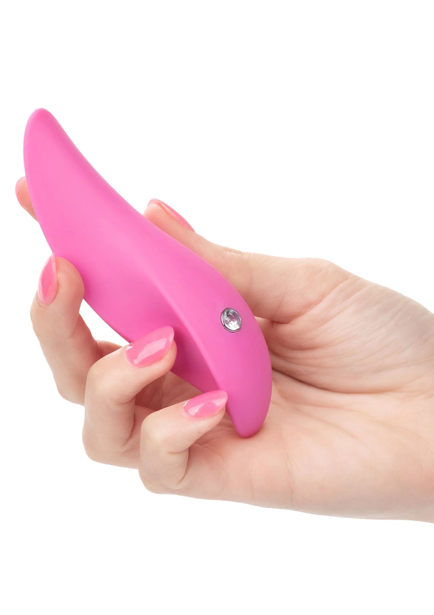 Roze vibrator met zilverkleurige knop, in hand met nagellak