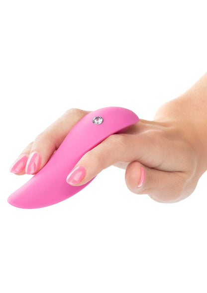 Roze vibrator met gebogen uiteinde en zilverkleurige knop, vastgehouden in hand