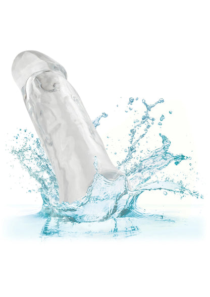 Transparante penisextensie met waterdruppels en spattend water rondom.