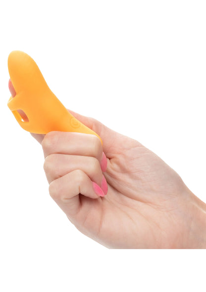 Oranje siliconen vibrator vastgehouden in hand, afgeronde kop met uitsparing.