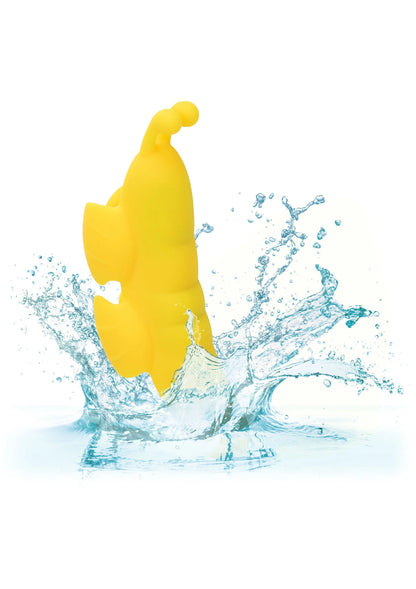 Gele vlinder-vormige vibrator met openingen, in water gespetterd op de voorzijde.