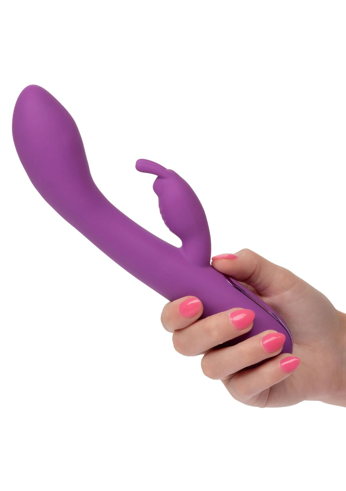 Paarse rabbit-vibrator in hand met duim op de bedieningsknop
