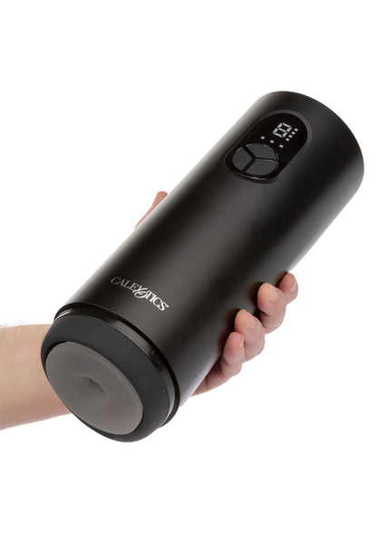 Zwarte Bionic Vibro Stroker in hand met display en knopbediening