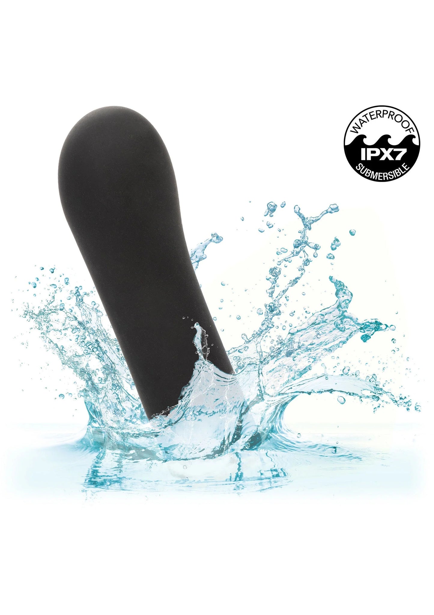 Zwarte vibrator met afgeronde top en waterdichtheidslabel, naast spattend water