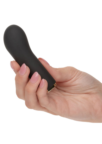 Zwarte siliconen vibrator in hand met afgeronde punt en gouden ring