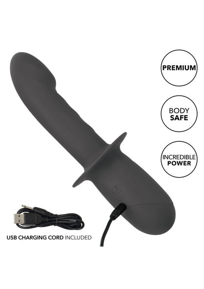 Zwarte siliconen vibrator met flens en USB-oplaadsnoer, zijdelings getoond.