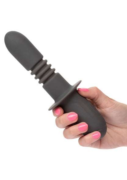 Zwarte thrusting dildo met brede basis en geribbelde schacht in hand