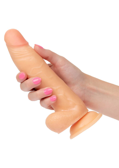 Beige dildo in hand, glad oppervlak en afgeronde schacht met brede voetbasis
