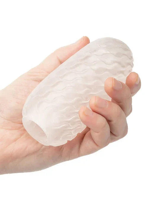 Witte stroker met golvend reliëf, vastgehouden in een hand