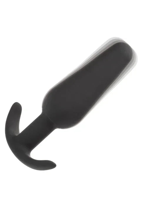 Zwarte slanke vibrerende plug met kleine zijflenzen, schuine weergave