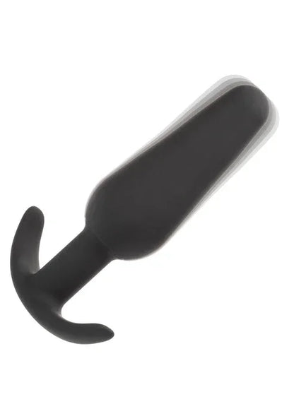 Zwarte slanke vibrerende plug met kleine zijflenzen, schuine weergave