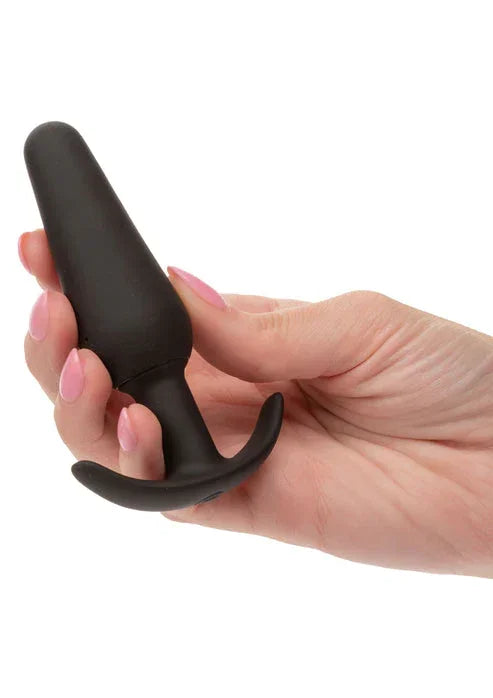 Zwarte slanke plug vastgehouden in de hand, met kleine zijflens