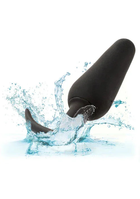 Zwarte slanke vibrerende plug onder water met spattend effect