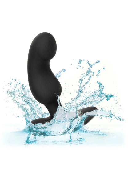 Zwarte gebogen probe in water met spetters rondom de tip