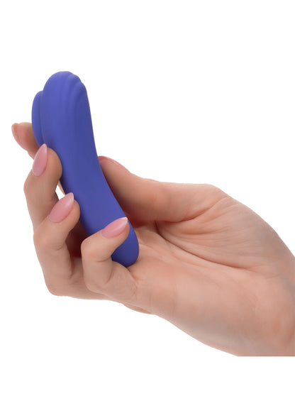 Blauwe silicone panty teaser vastgehouden in de hand, glad en compact
