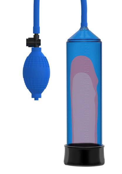 Blauwe penispomp met pompkoker, slang en handpompbal, close-up.