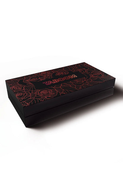 Zwarte doos met rood rozenpatroon en Taboom-stempel op het deksel
