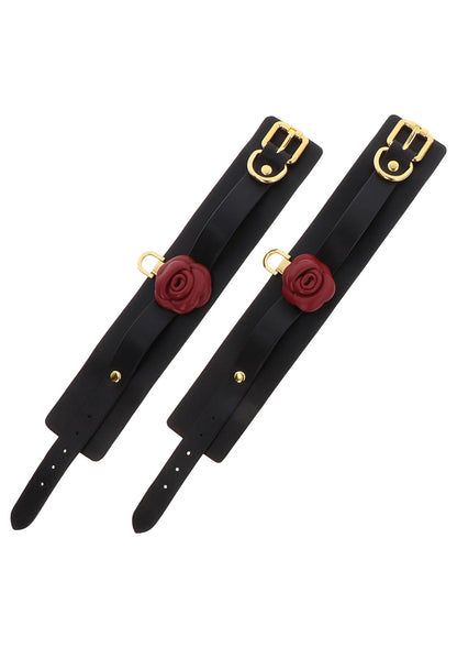 Paar zwarte enkelboeien met rode roos en goudkleurige ringgespen