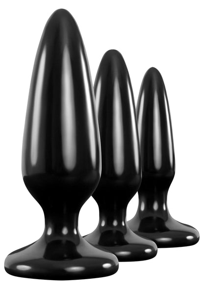 Drie zwarte anale plugs in rij, taps toelopende vorm met brede basis.