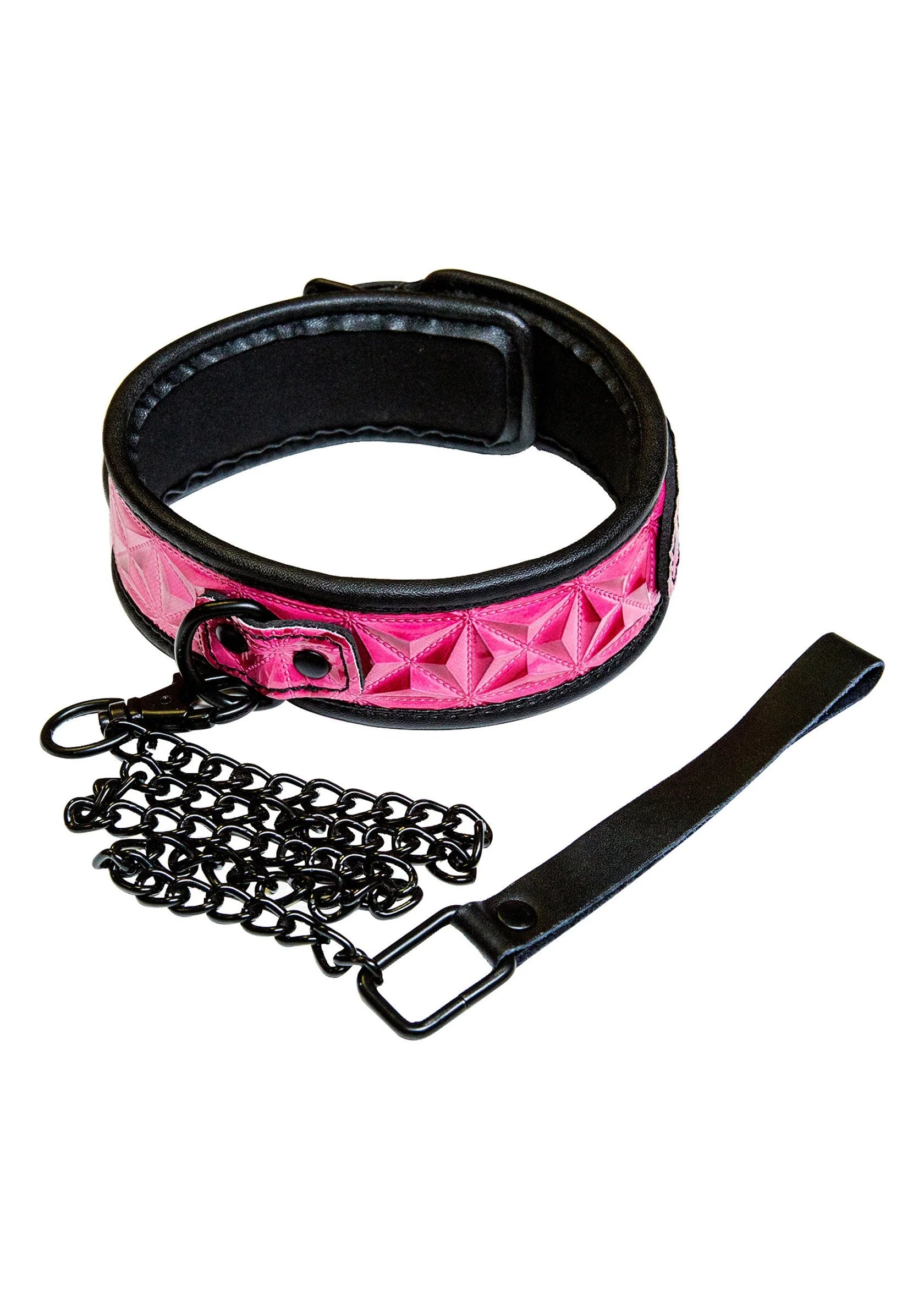 Roze vinyl halsband met ruitreliëf, zwarte ketting en D-ring sluiting.