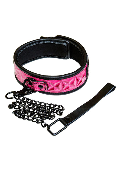 Roze vinyl halsband met ruitreliëf, zwarte ketting en D-ring sluiting.
