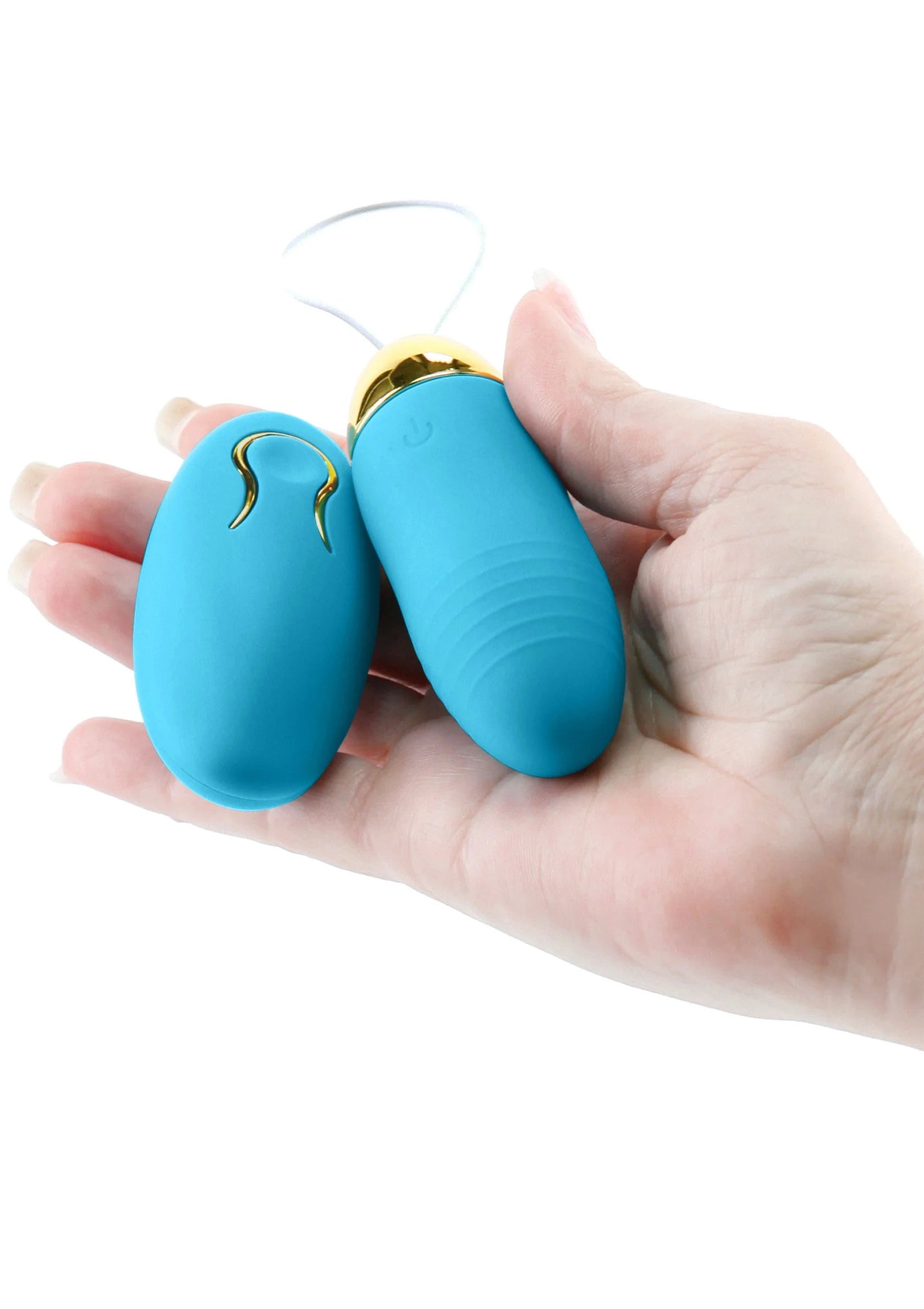 Blauwe eivormige vibratorset in hand met twee onderdelen en koord