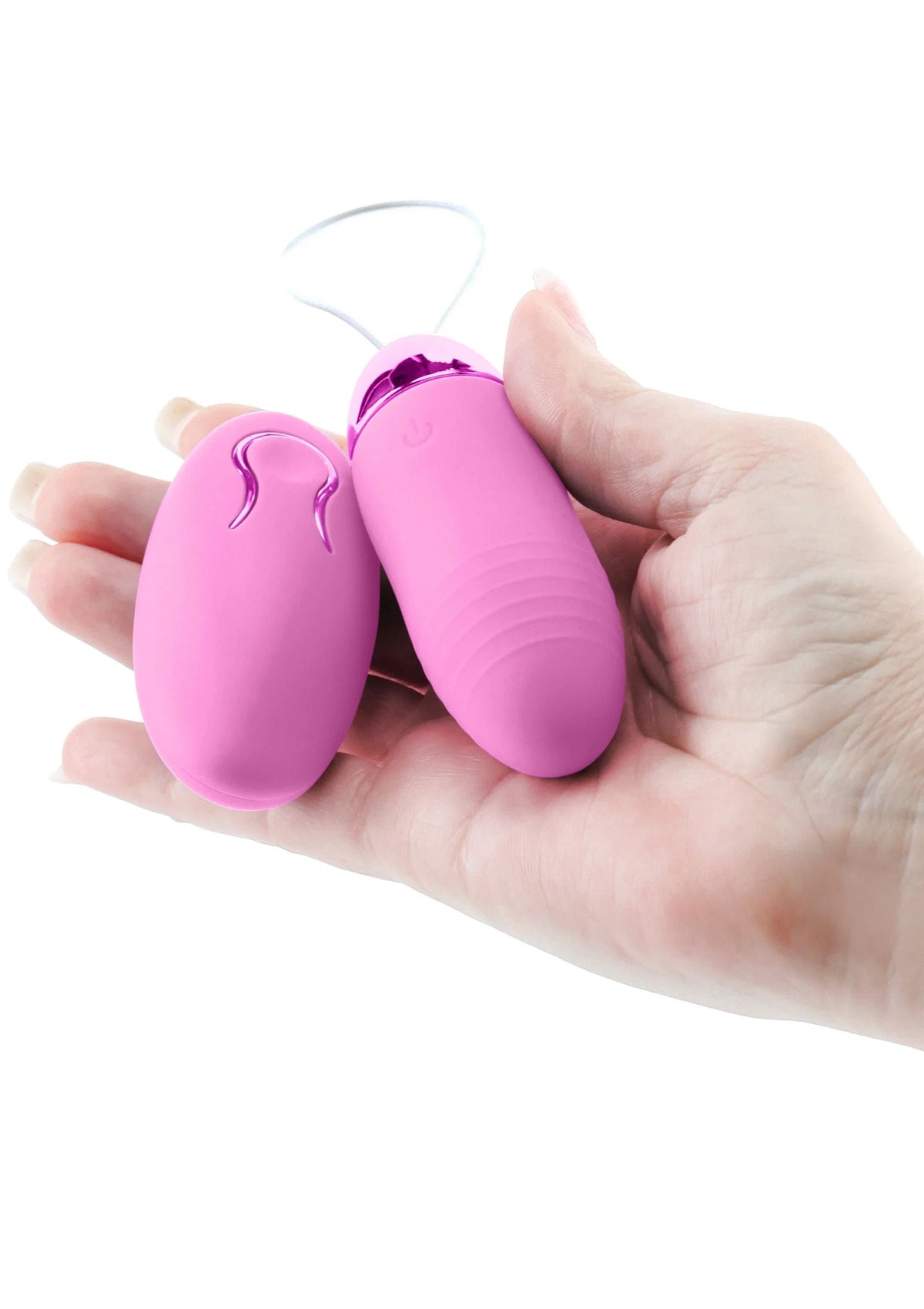 Roze vibratorset in hand met twee eivormige onderdelen en koord