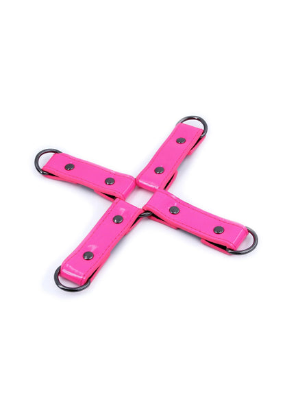 Roze hogtie-harnas met kruissluiting, klinknagels en metalen ringen