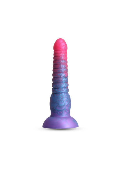 Gekleurde dildo staand: roze punt, blauw paarse schacht met geribbels en paarse voet