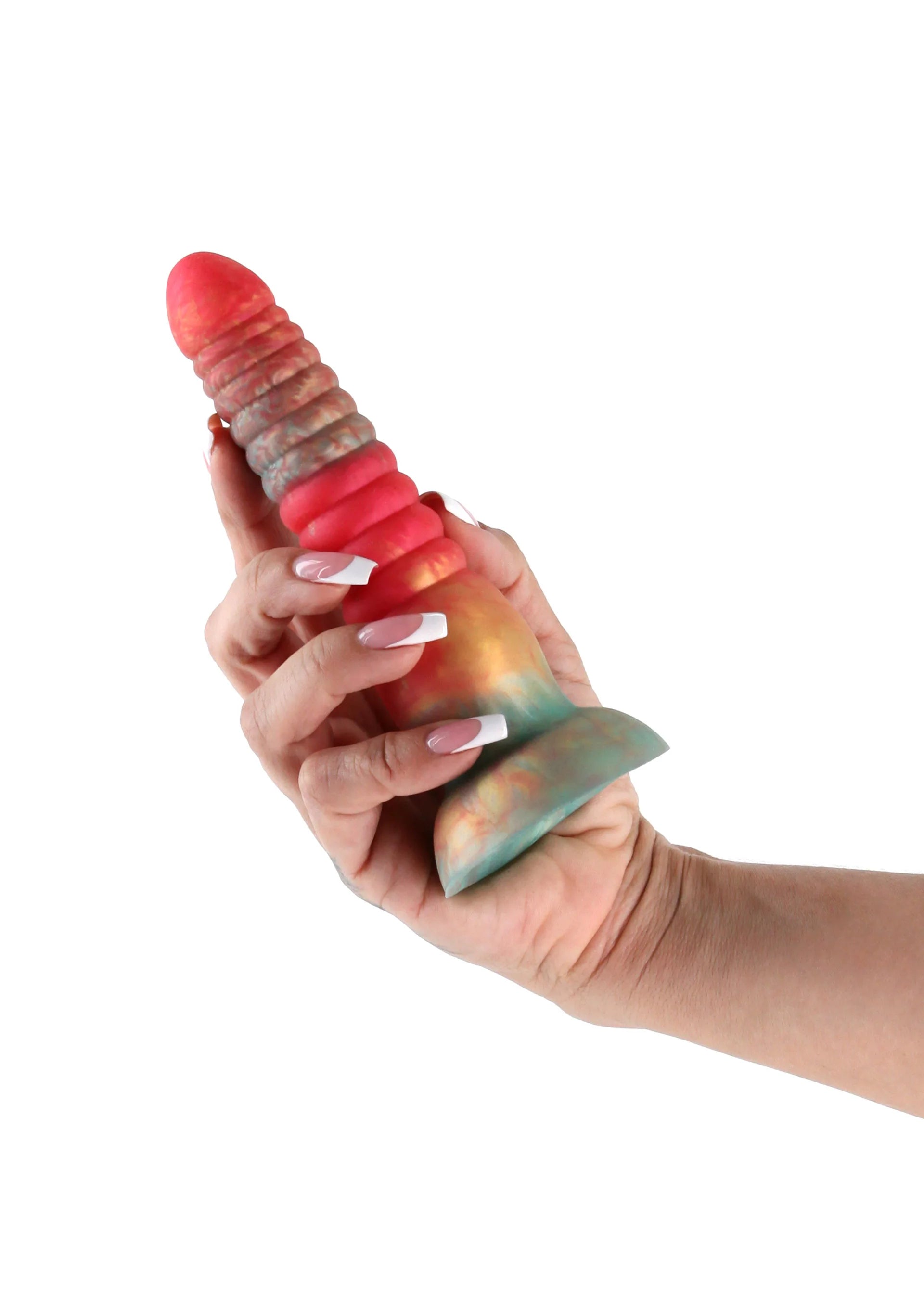 Hand met gekleurde dildo: roze top, blauwe geribbelde steel en groenig-paars getinte basis