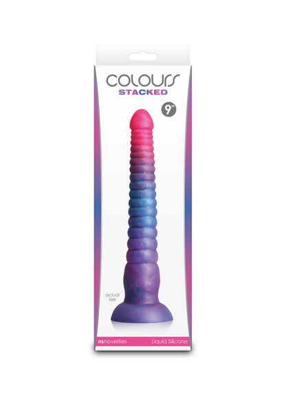 Verpakte dildo met geribbelde schacht en brede voet; roze naar blauw-paars verloop.