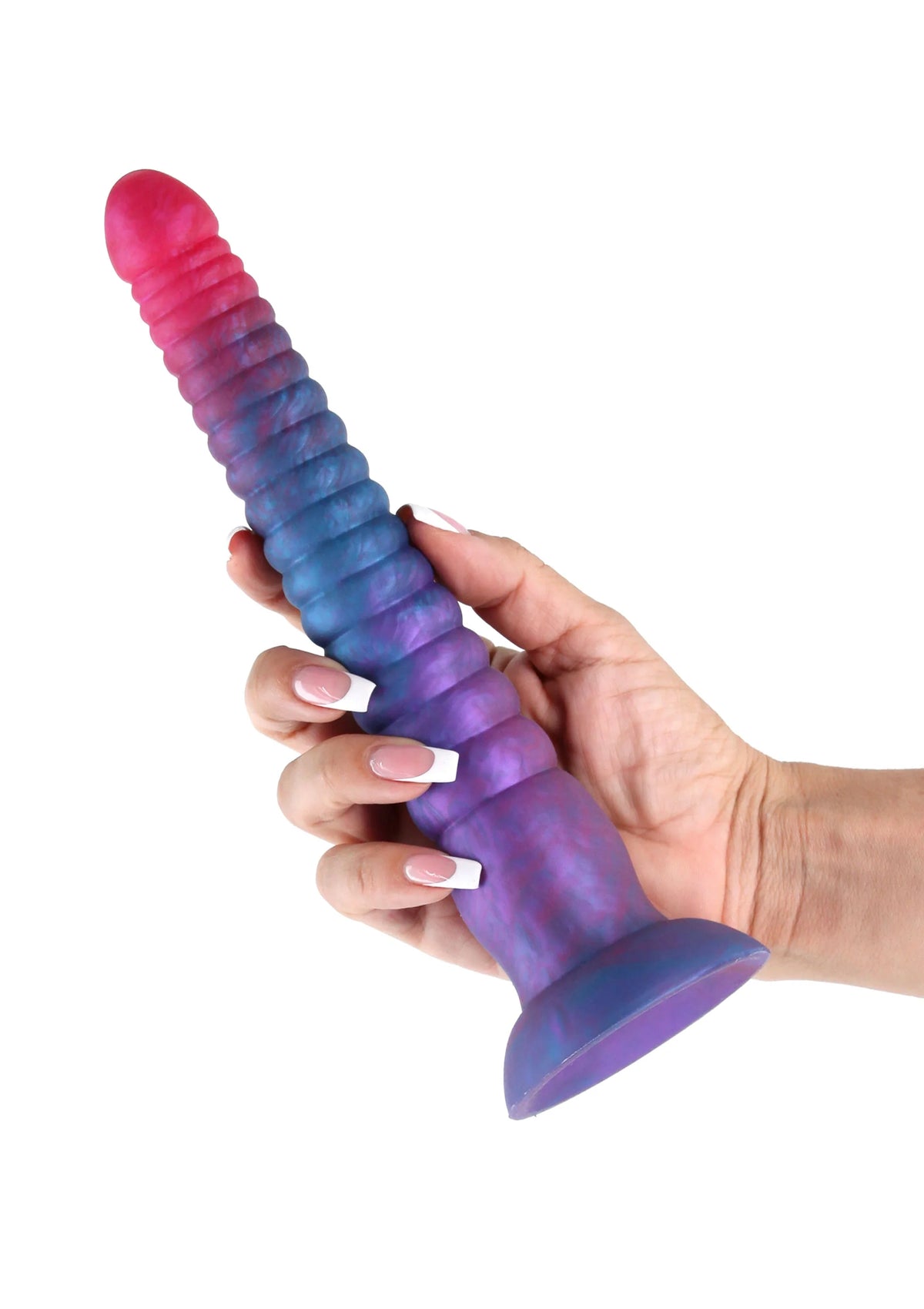 Gekleurde dildo met ribbels, paarsblauwe en roze tinten, vastgehouden