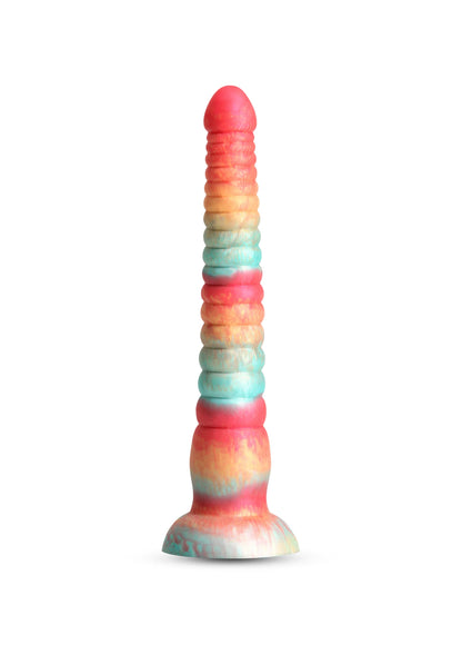 Gelaagde siliconen dildo met rood, geel en aqua tinten, geribbelde steel, brede basis