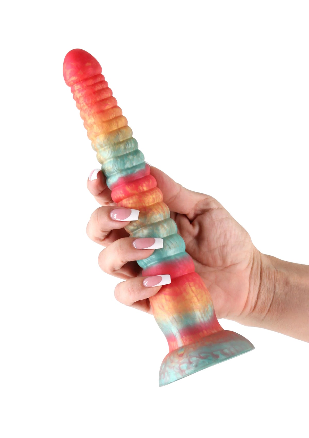 Gelaagde siliconen dildo in regenboogkleuren, geribbelde steel, brede basis in hand