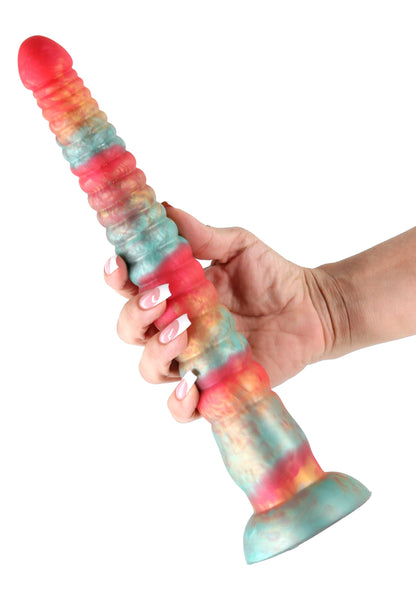 Meer-kleurige dildo in hand: ronde kop, geribbelde schacht en brede voet