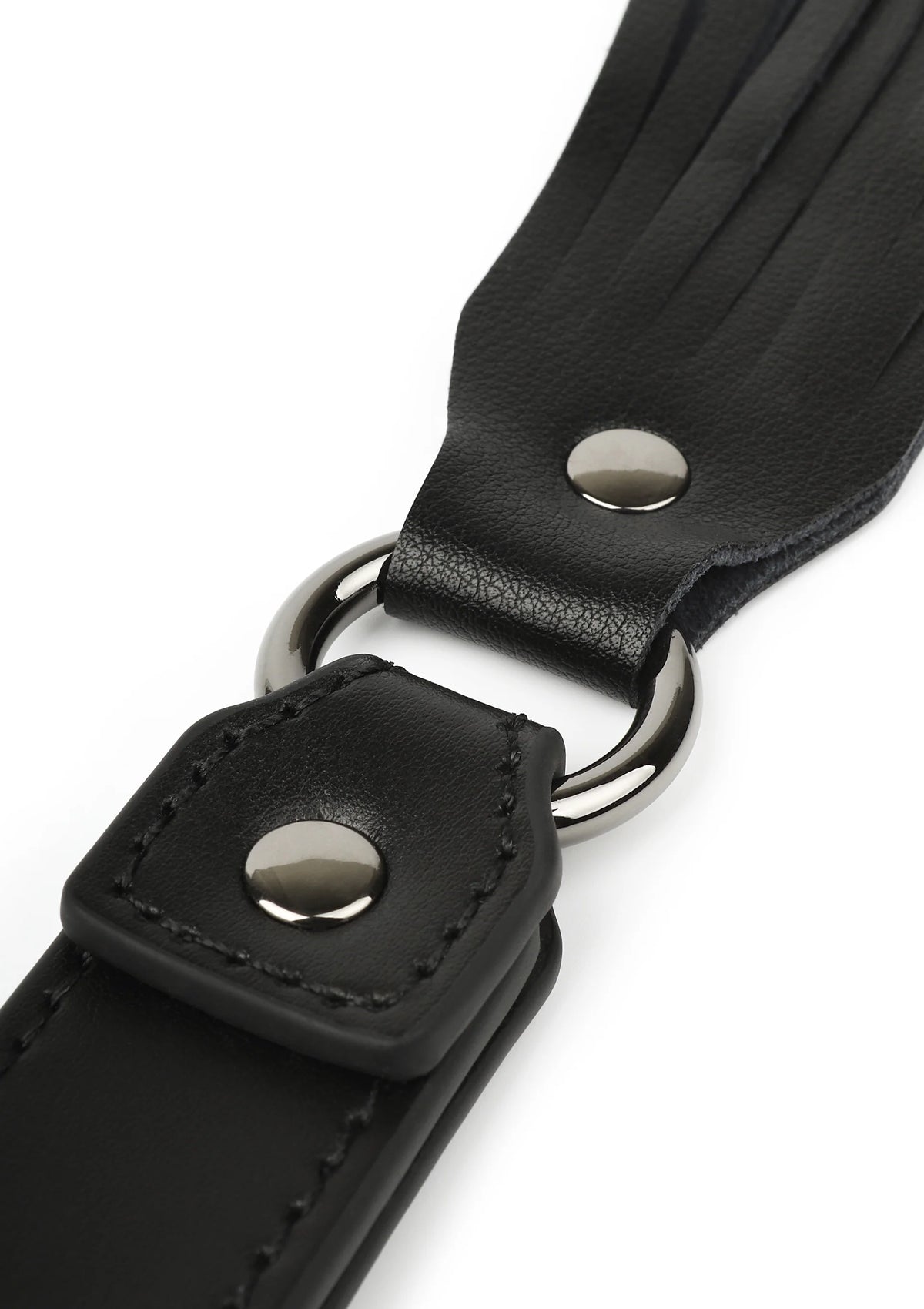 Zwart leren zweepband met metalen ringen en rechthoekige bevestiging
