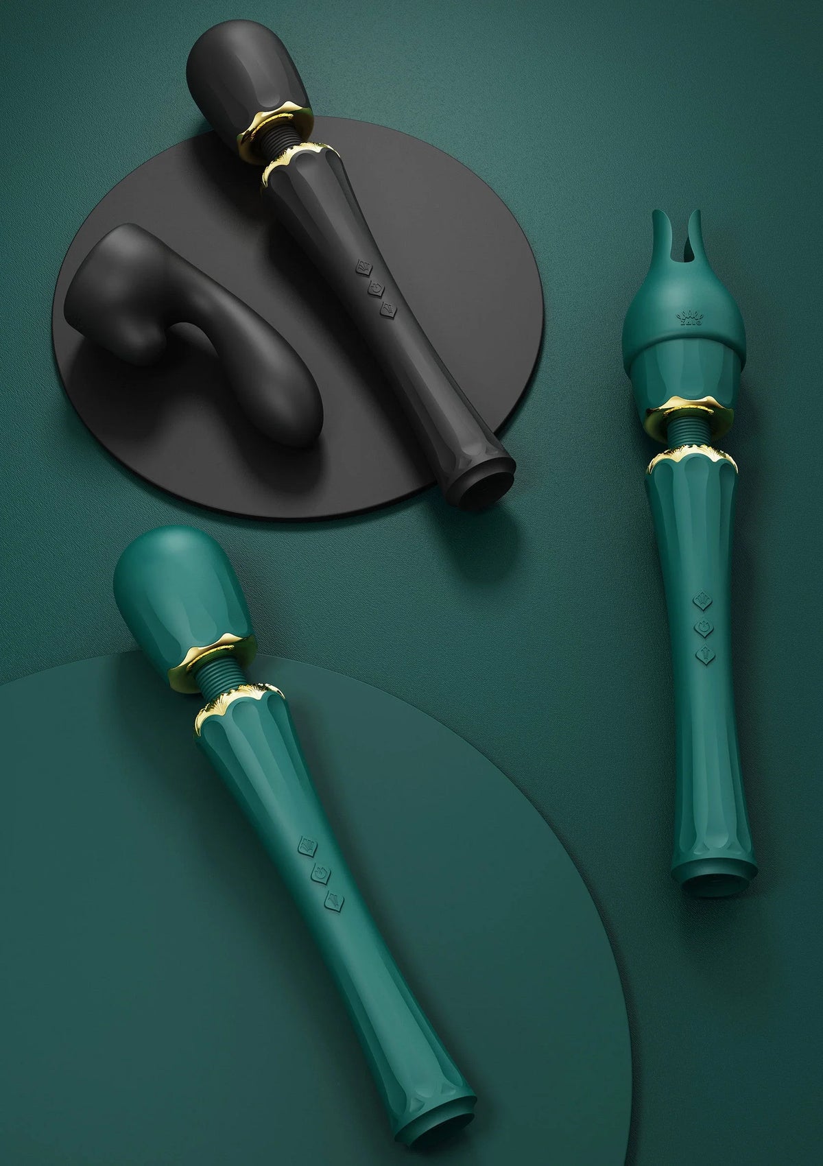 Set met zwarte en groene wandvibrators met gouden ringen en opzetstukken