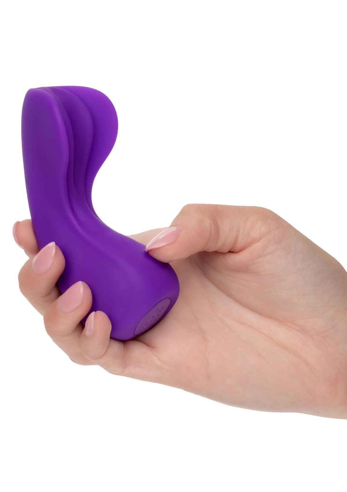 Paarse siliconen vibrator vastgehouden in hand, gebogen en afgerond.