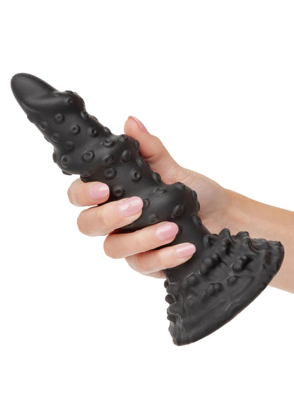 Monster Dong Kraken wordt vastgehouden; zwarte noppenstructuur langs het oppervlak