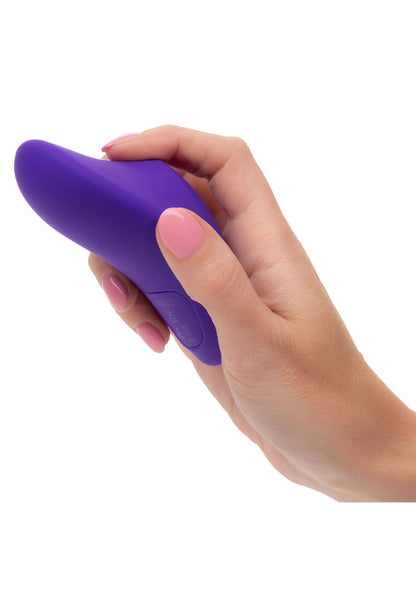 Paarse CalExotics massagemachine in hand, compacte teergreep