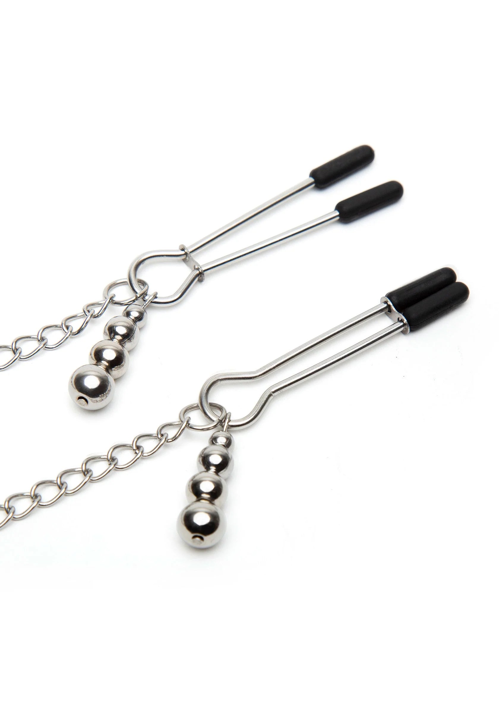 Set metalen nippelklemmen met zwarte handgrepen en ronde kettingdetails